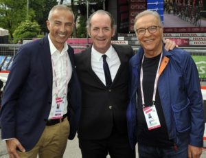 il Presidente della Regione Veneto Luca Zaia insieme a Claudio Pasqualin (Presidente del comitato) e Moreno Nicoletti (vice-Presidente) in occasione del Giro d’Italia.
