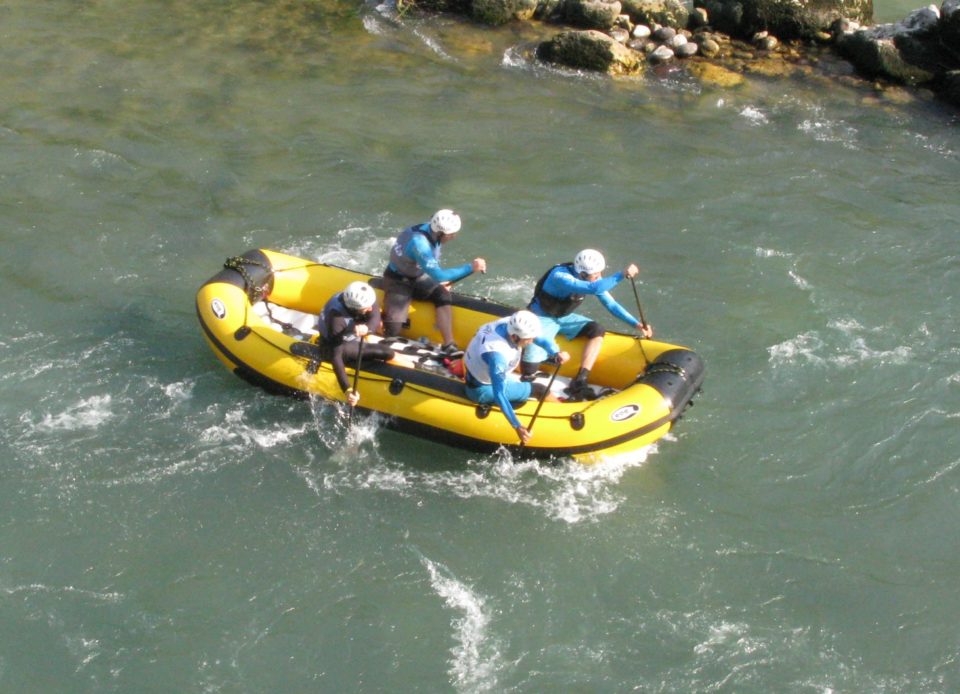 l'equipaggio R4 di rafting che segna il miglior tempo a Valstagna