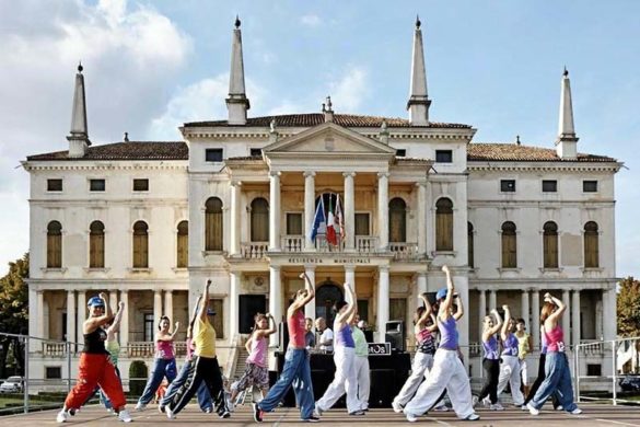 Gruppo di “Oltre la Danza” durante una manifestazione in piazza IV Novembre davanti a Villa Barbarigo