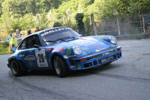 Paolo e Giulio Nodari con la Porsche 911 (ph. Gianmaria Pella)