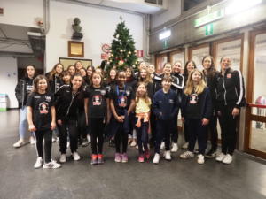 Acceso l'albero di Natale al palasport con le ragazze dell'Anthea Volley Vicenza e le ragazzine dell'Academy