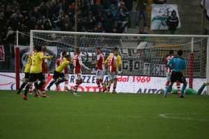 L'esultanza del Cesena dopo il gol dello 0-1